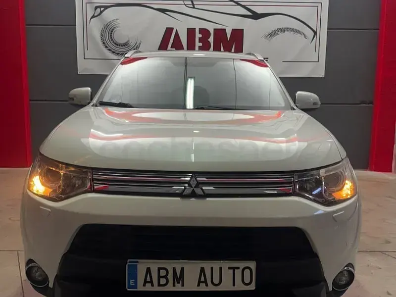 Usado Mitsubishi Outlander P-HEV 203 CV (149 kW) 2015 Blanco SUV