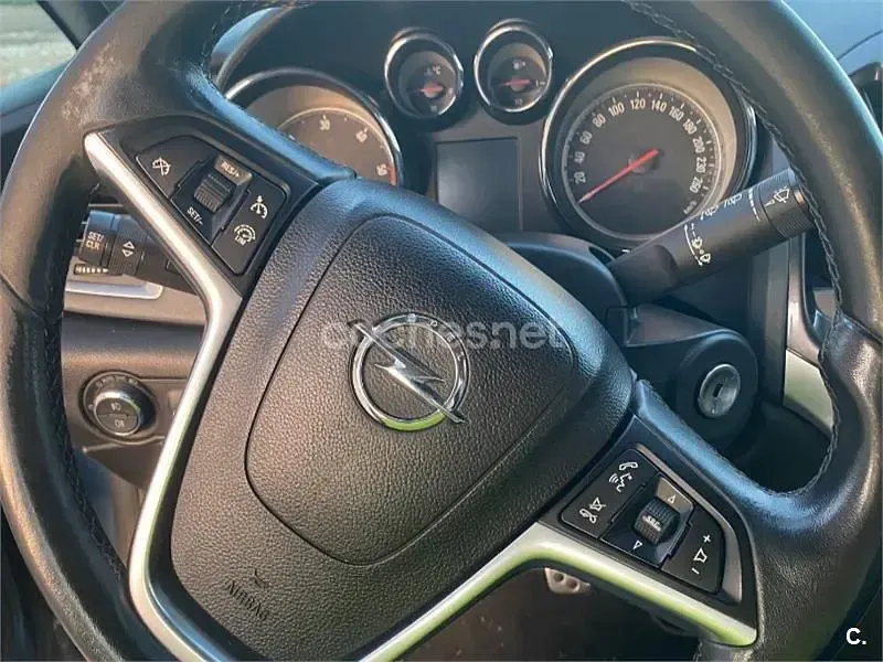 Usado Opel Astra 110 CV (80 kW) 2013 Azul Berlina