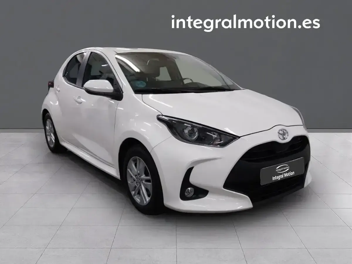 Usado Toyota Yaris Hybrid Business Edition 115 CV (84 kW) 2022 Blanco Berlina