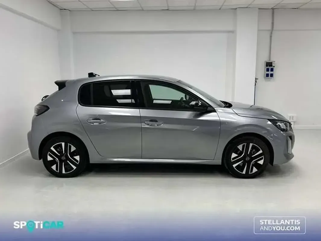 Usado Peugeot 208 Allure 110 CV (80 kW) 2025 Gris Utilitario