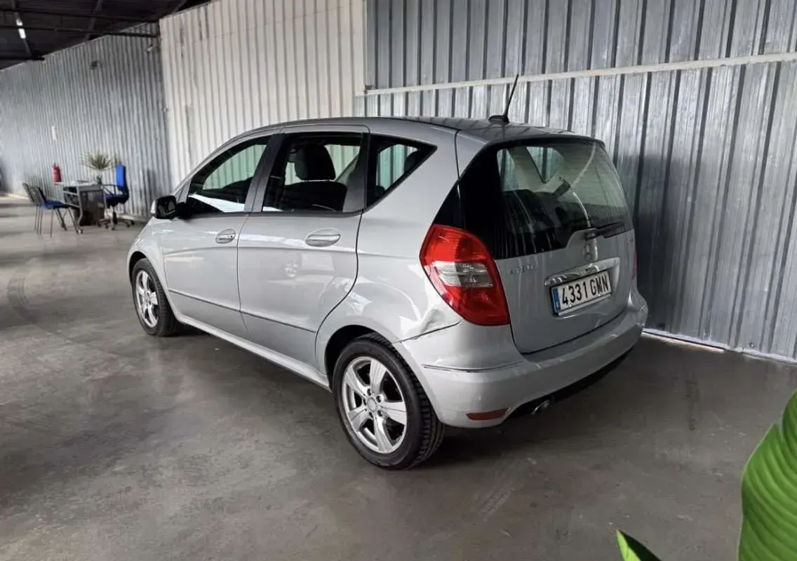 Usado Mercedes A180 Avantgarde 109 CV (80 kW) 2010 Plateado Utilitario