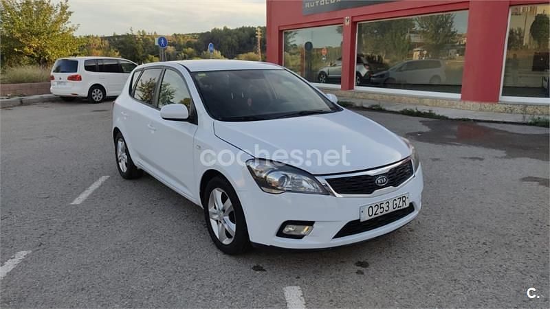 Blanco Usado 2010 Kia Ceed Active Berlina | 4800 € (Buen precio) - Imagen 1/4