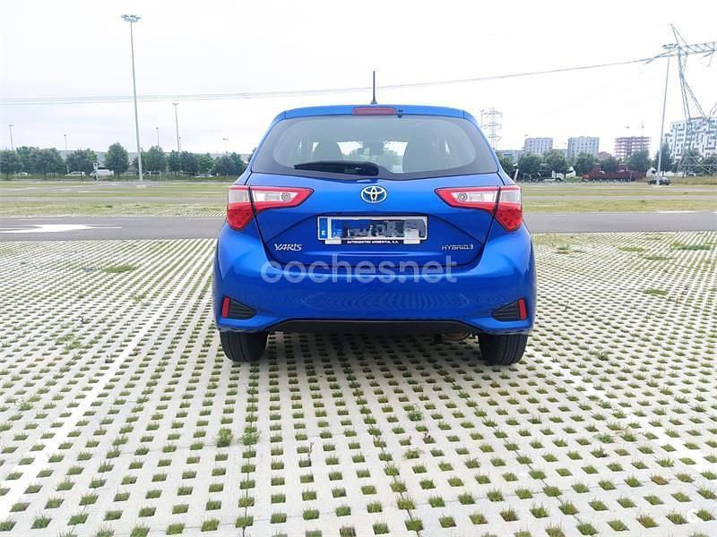 Usado Toyota Yaris Hybrid Active 100 CV (73 kW) 2018 Azul Berlina