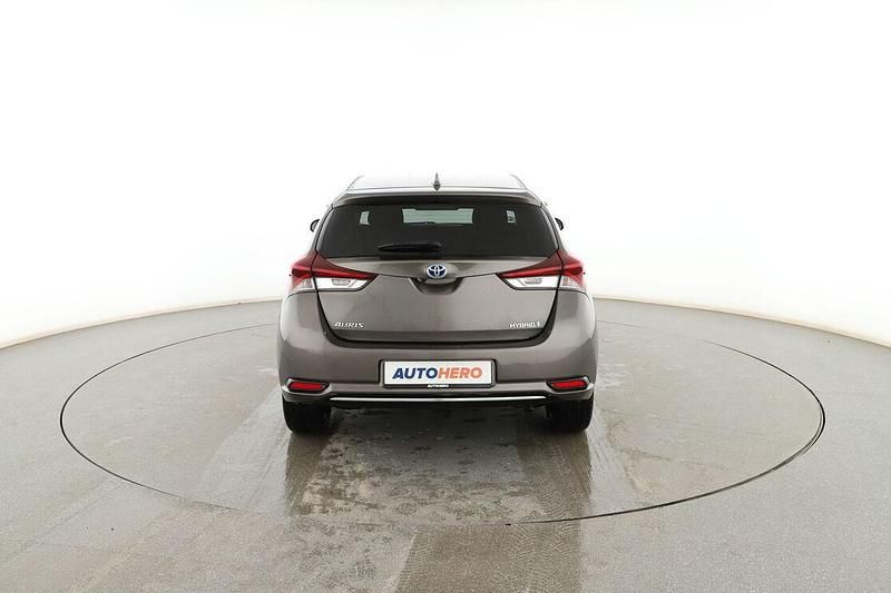 Usado Toyota Auris Hybrid Style 136 CV (100 kW) 2018 Gris Berlina