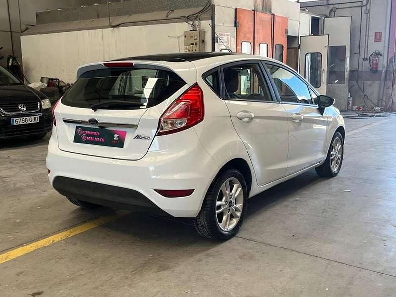 Usado Ford Fiesta Trend 86 CV (63 kW) 2017 Blanco Utilitario
