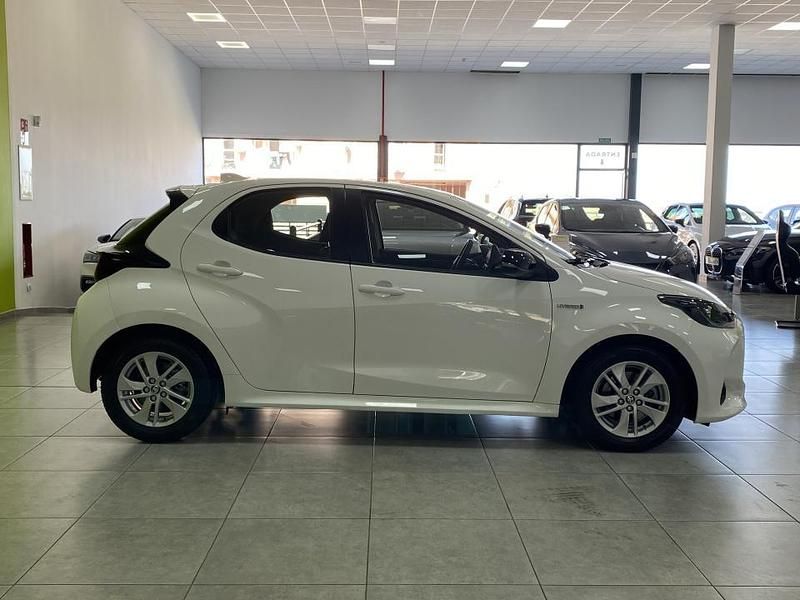 Usado Toyota Yaris Hybrid Active 116 CV (85 kW) 2020 Blanco Berlina