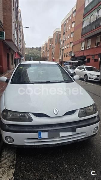 Usado Renault Laguna 110 CV (80 kW) 1999 Blanco Berlina