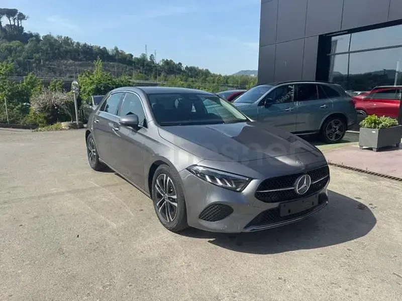 Nuevo Mercedes A180 136 CV (100 kW) 2026 Gris / plata Berlina