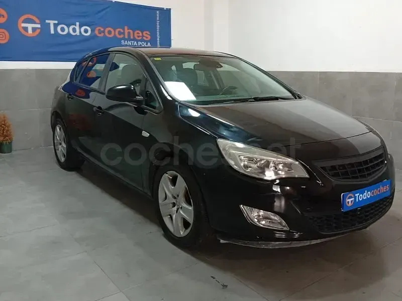 Usado Opel Astra Cosmo 110 CV (80 kW) 2011 Negro Berlina