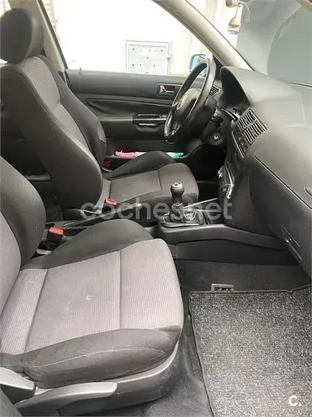 Usado VW Golf IV 110 CV (80 kW) 2001 Gris / plata Berlina