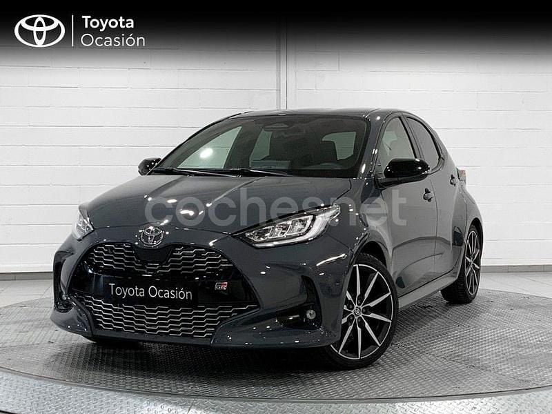 Gris / plata Nuevo 2025 Toyota Yaris Hybrid Sport Berlina | 24.800 € (Precio justo) - Imagen 1/4
