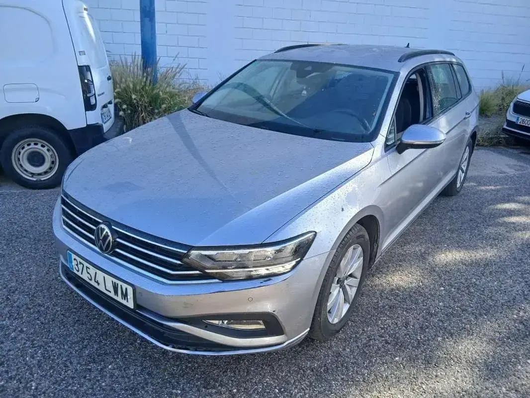Usado VW Passat Business 122 CV (89 kW) 2022 Gris Familiar