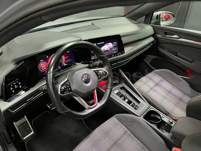 Usado VW Golf VIII GTI 245 CV (180 kW) 2021 Gris / plata Berlina
