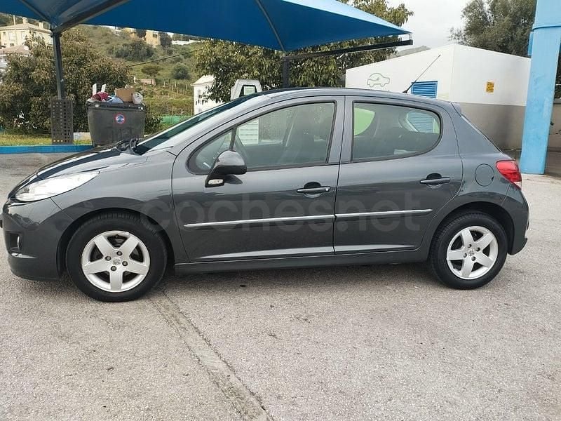 Usado Peugeot 207 Active 75 CV (55 kW) 2012 Gris / plata Berlina