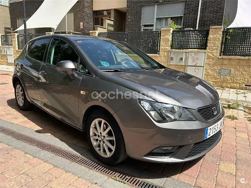 Usado Seat Ibiza CONNECT 90 CV (66 kW) 2016 Gris / plata Berlina