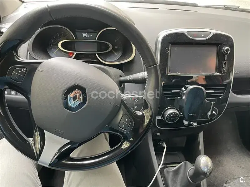 Używany Renault Clio IV Expression 75 KM (55 kW) 2015 Czerwony Sedan/Limuzyna