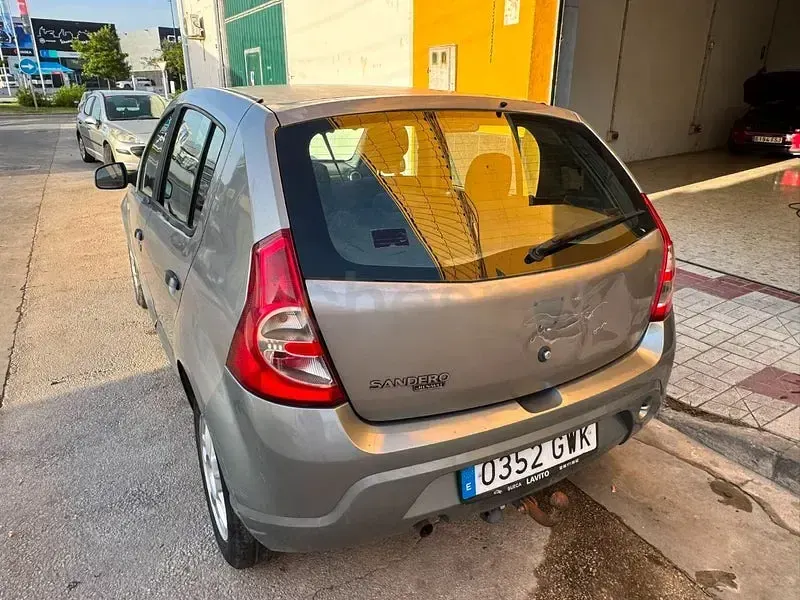 Usado Dacia Sandero Lauréate 75 CV (55 kW) 2010 Beige Berlina
