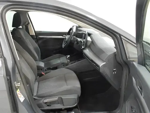 Usado VW Golf VIII 115 CV (84 kW) 2025 Gris Berlina