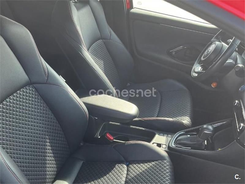 Usado Toyota Yaris Hybrid Edition 116 CV (85 kW) 2021 Rojo Berlina