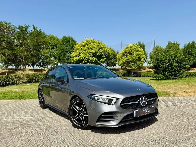 Usado Mercedes A180 116 CV (85 kW) 2021 Gris / plata Berlina