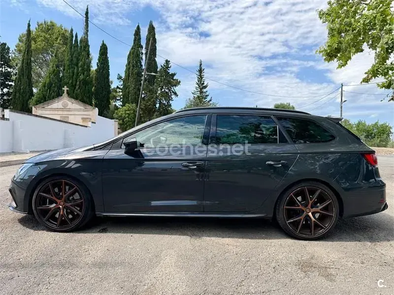Usado Seat Leon ST 4Drive 300 CV (220 kW) 2020 Gris / plata Familiar