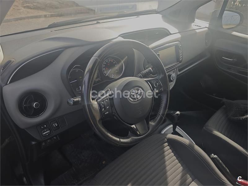 Usado Toyota Yaris Hybrid 100 CV (73 kW) 2017 Negro Berlina