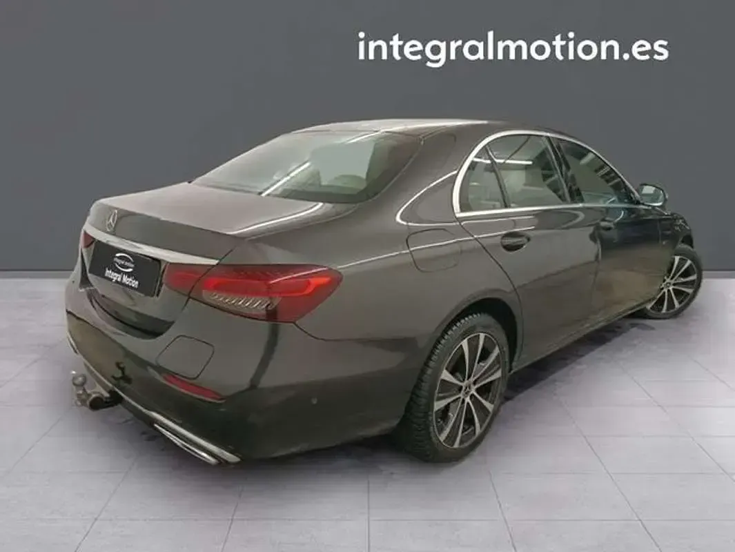 Usado Mercedes E300 320 CV (235 kW) 2021 Gris Berlina