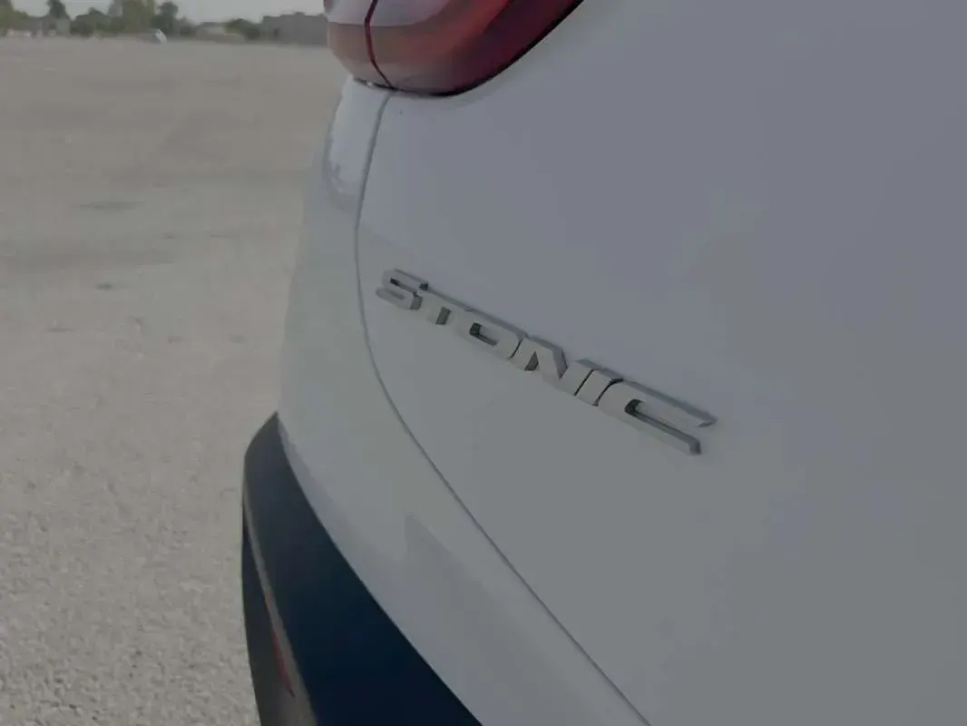 Usado Kia Stonic 84 CV (61 kW) 2022 Blanco SUV