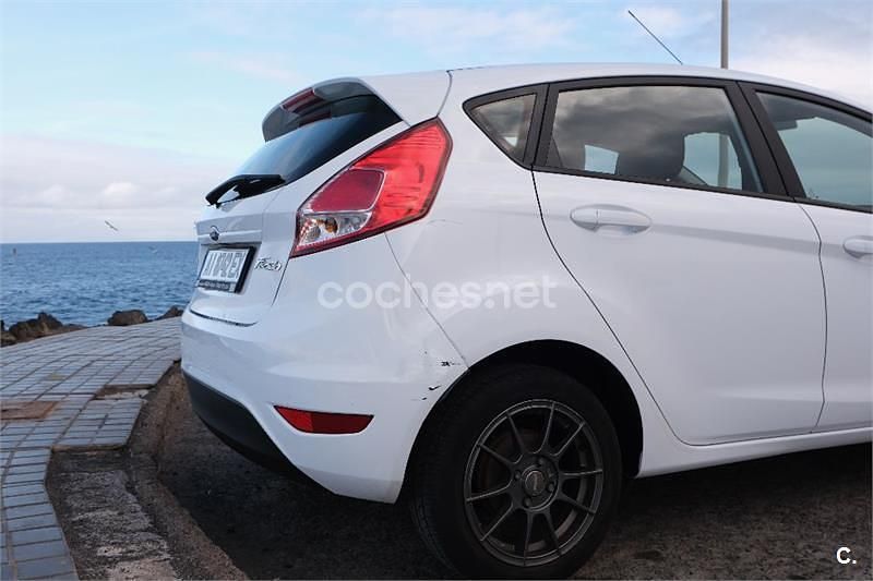 Usado Ford Fiesta Trend 100 CV (73 kW) 2016 Blanco Berlina