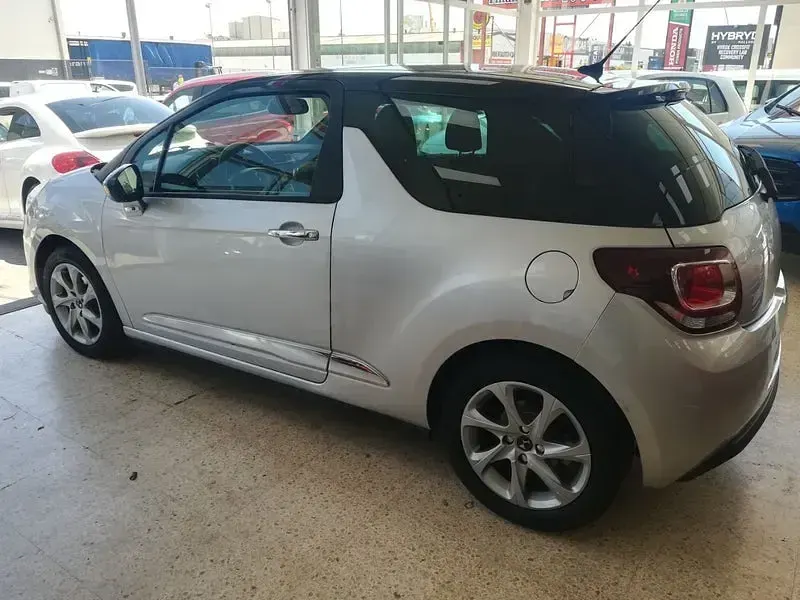 Usado DS Automobiles DS3 Style 99 CV (72 kW) 2018 Gris / plata Berlina