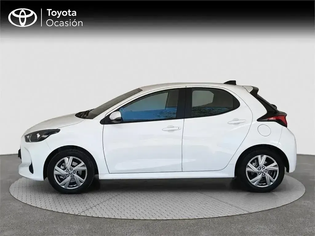 Begagnad Toyota Yaris Hybrid Active 116 HK (85 kW) 2025 Vit Sedan