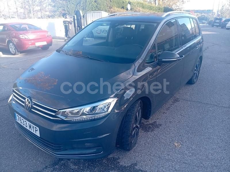 Gris / plata Usado 2022 VW Touran Sportline Monovolumen | 24.900 € (Precio justo) - Imagen 1/4