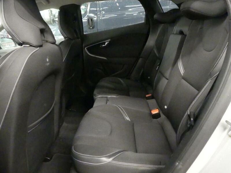 Usado Volvo V40 Momentum 120 CV (88 kW) 2018 Gris Familiar