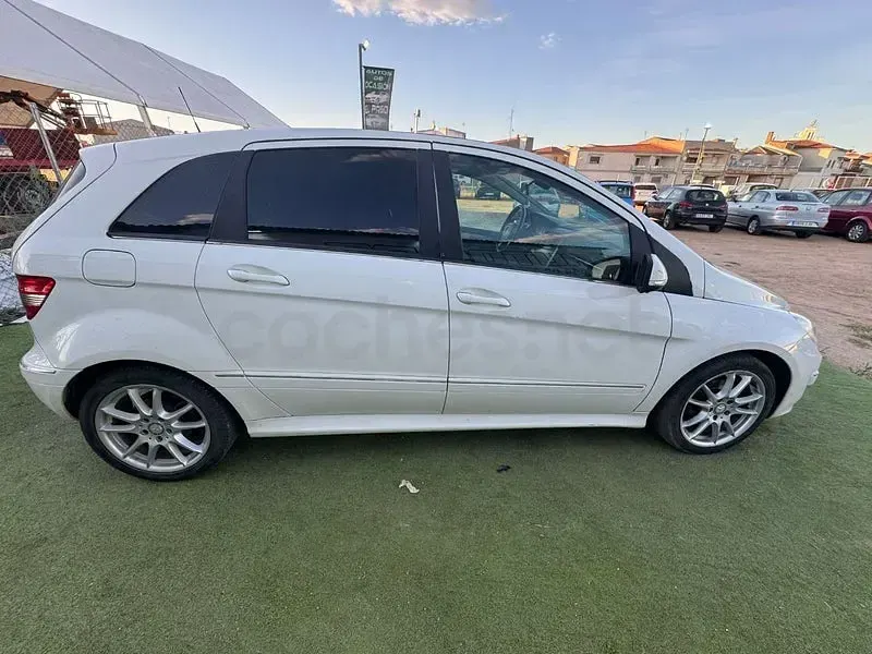 Usado Mercedes B180 109 CV (80 kW) 2011 Blanco Utilitario