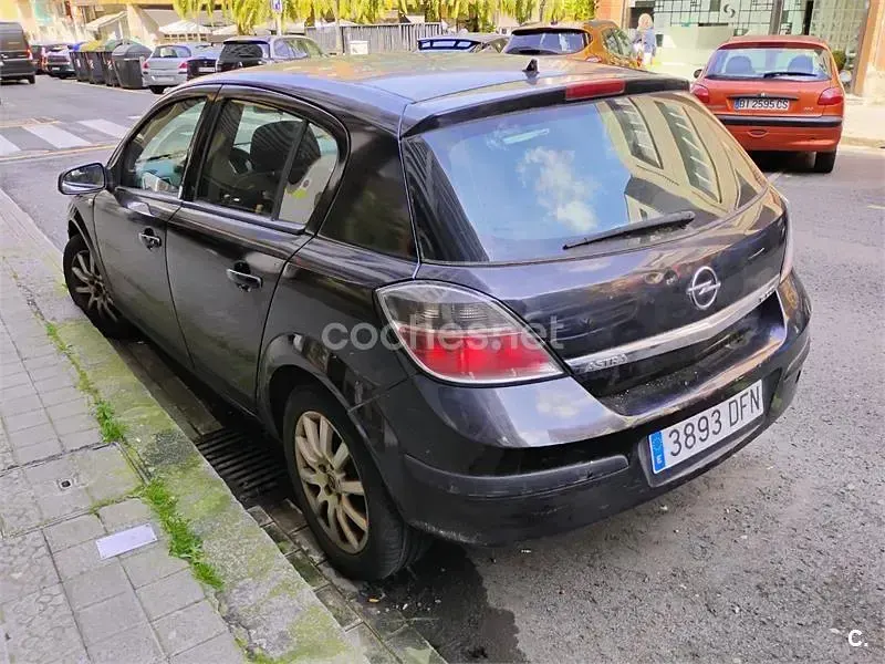 Usado Opel Astra Cosmo 150 CV (110 kW) 2005 Negro Berlina