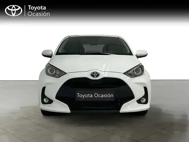Usado Toyota Yaris Hybrid Active 116 CV (85 kW) 2023 Blanco Berlina