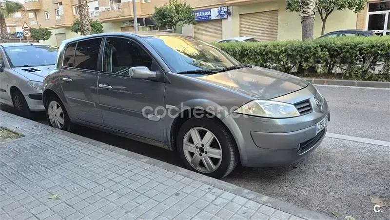 Usado Renault Mégane Dynamique 80 CV (58 kW) 2005 Gris / plata Berlina