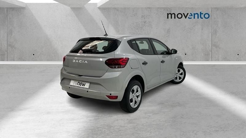 Usado Dacia Sandero Expression 101 CV (74 kW) 2024 Gris / plata Berlina