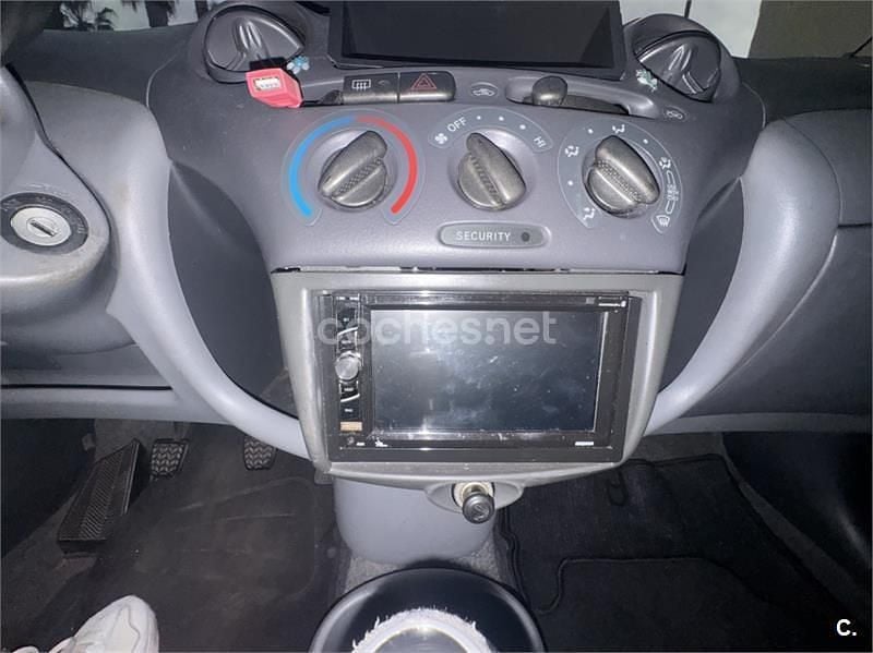 Usado Toyota Yaris Sol 86 CV (63 kW) 2000 Rojo Berlina