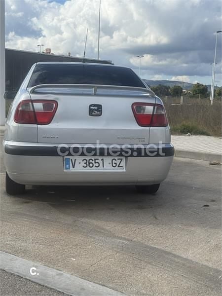 Usado Seat Cordoba Sport 110 CV (80 kW) 2000 Gris / plata Berlina
