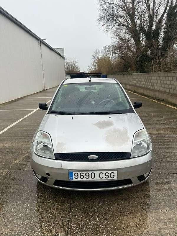 Usado Ford Fiesta Trend 68 CV (50 kW) 2004 Gris Utilitario