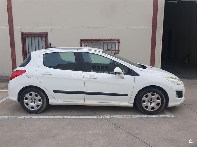 Usado Peugeot 308 Business-Line 92 CV (67 kW) 2013 Blanco Berlina
