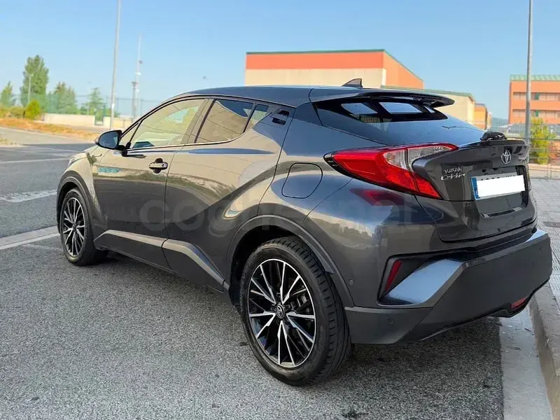 Usado Toyota C-HR Advance 122 CV (89 kW) 2017 Gris / plata SUV