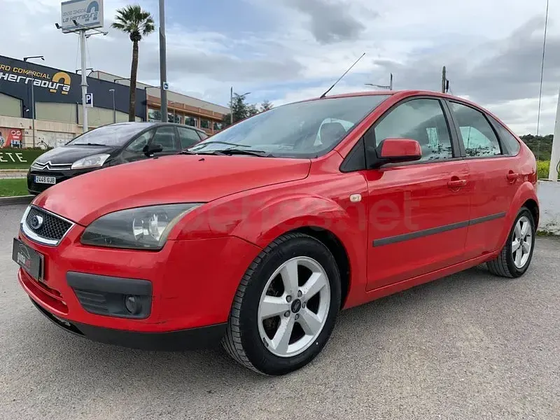 Usado Ford Focus Ghia 109 CV (80 kW) 2005 Rojo Berlina