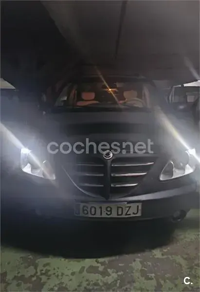 Usado SsangYong Rodius 165 CV (121 kW) 2006 Negro Monovolumen
