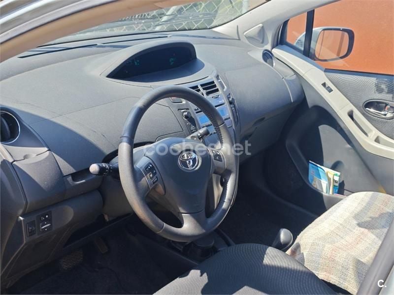 Gris / plata Usado 2011 Toyota Yaris Connect Style Berlina | 7900 € (Buen precio) - Imagen 1/4