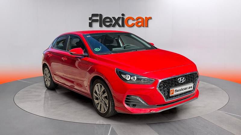 Käytetty Hyundai i30 120 HP (88 kW) 2019 Punainen Sedan