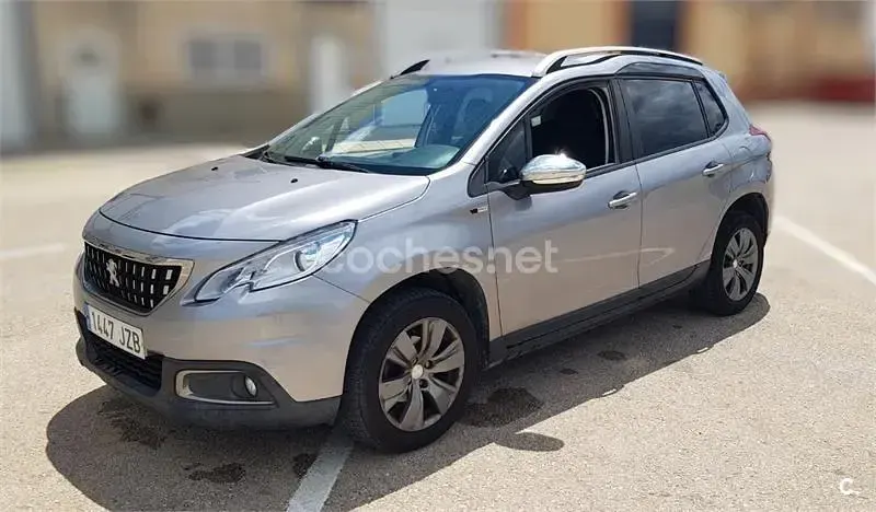 Usado Peugeot 2008 Allure 100 CV (73 kW) 2017 Gris / plata SUV