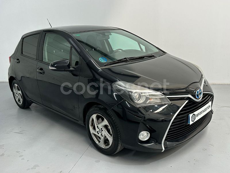Negro Usado 2015 Toyota Yaris Hybrid Active Berlina | 9990 € - Imagen 1/4