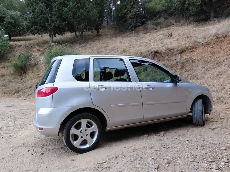 Usado Mazda 2 Sportive 100 CV (73 kW) 2005 Gris / plata Utilitario